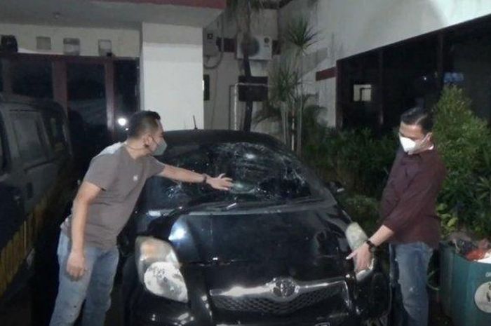 Toyota yaris dirusak gerombolan ABG naik motor 