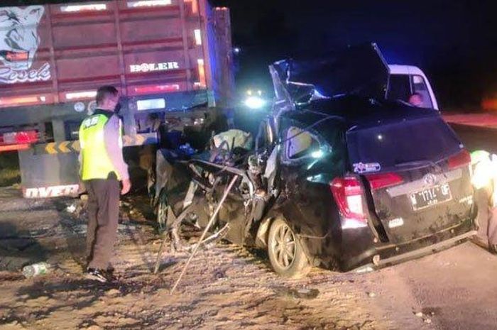 Toyota Calya isi 9 orang terjang truk parkir hingga renggut 5 nyawa