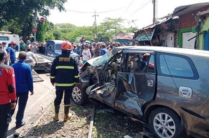 Kondisi Toyota Kijang Innova hancur lebur ditusuk kereta api pengangkut BBM di Jl Halmahera, Klpjen, kota Malang, Jawa Timur