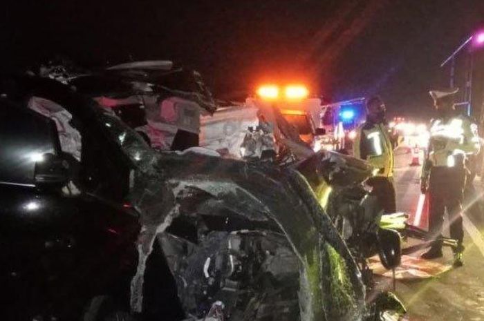 Toyota Vellfire rombongan grup musik debu yang kecelakaan di tol Probolinggo