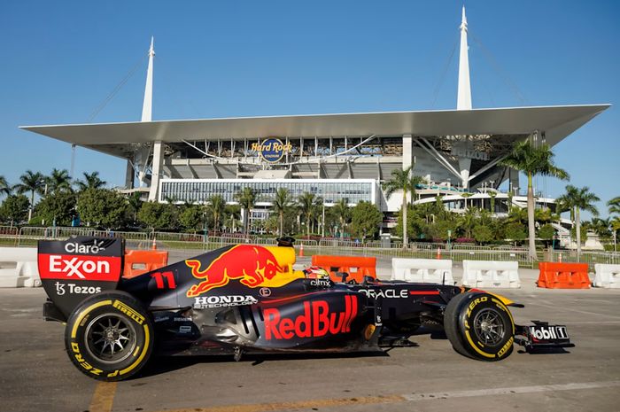 Sergio Perez mencoba trek F1 Miami 2022