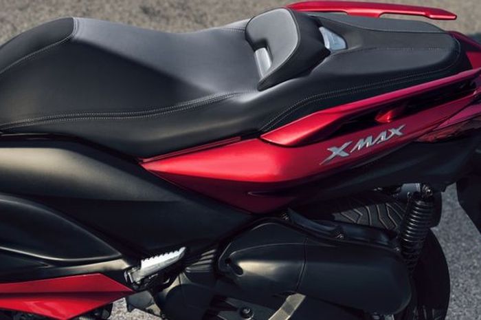 Ternyata ada Yamaha XMAX 125 cc, tampangnya sama tapi desain joknya lebih kece.
