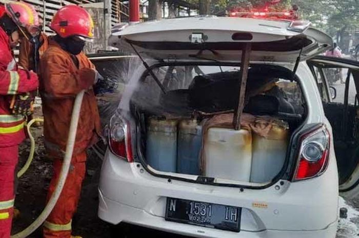 Kabin Toyota Agya terbakar akibat muat 10 jeriken berisi bensin di Jl Kolonel Sugiono, Gadang, Sukun, kota Malang, Jawa Timur