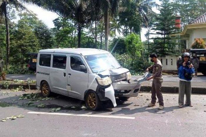 Kondisi Daihatsu Luxio usai tabrak pohon di jalan lingkar Salatiga, Jawa Tengah