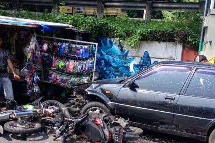 Toyota Starlet hantam tiga motor di depan SMK Teuku Umar, Karangrejo Raya, Gajahmungkur, Kota Semarang, Selasa (19/4/2022).  