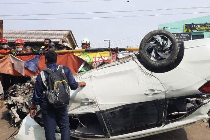 Kondisi Honda Mobilio yang ditabrak kereta api jurusan Jakarta-Bogor, Rabu (20/04/2022).