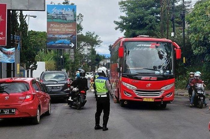 Ilustrasi kondisi arus lalu lintas di kawasan Lembang, Bandung Barat, Jawa Barat.