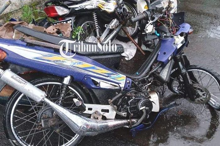 Kondisi motor yamaha Fiz R yang mengalami kecelakaan di Dukuh Ngangkruk, Desa Geneng, Kecamatan Prambanan, Selasa (19/4/2022).  