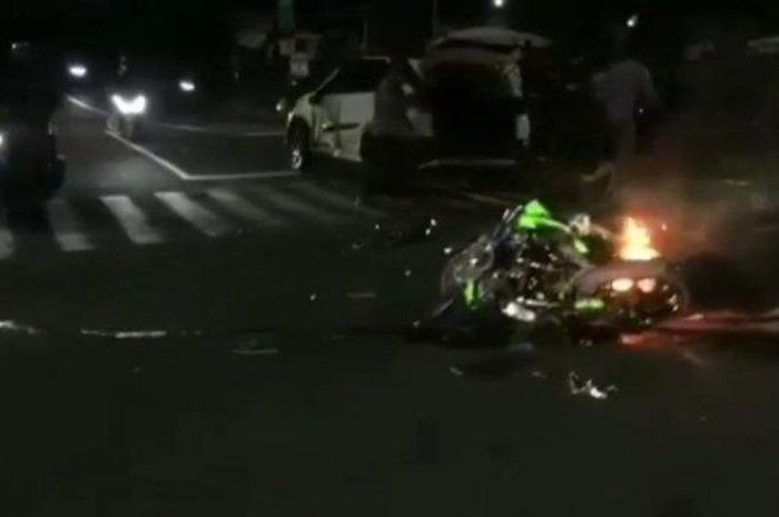 Kawasaki Ninja vs All New Terios di Bali. Motor sampai terbakar