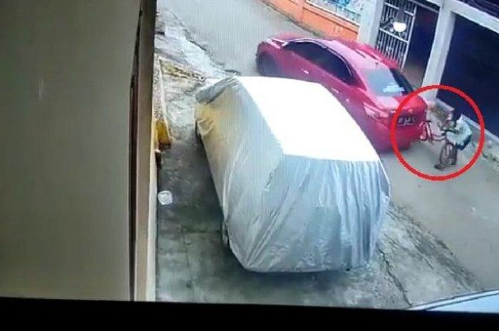 Tangkapan layar rekaman CCTV bocah senggol Toyota Vios milik polisi di Kota Baubau.