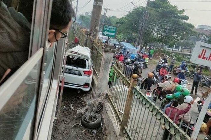 Unit Honda Mobilio yang kondisinya gepeng karena terlibat kecelakaan dengan KRL Commuter Line di lintas Stasiun Depok dan Stasiun Citayam, Rabu (20/4/2022). 