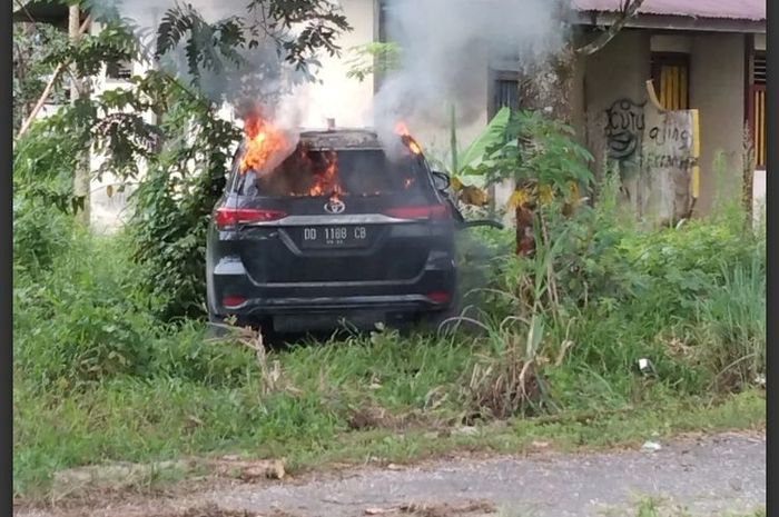 Toyota Fortuner yang dibakar warga desa Pancasila, Pamona Timur, Poso, Sulawesi Tengah