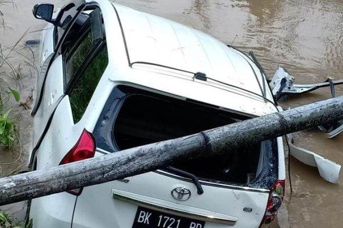 Toyota Avanza masuk sungai hingga renggut 3 korban jiwa