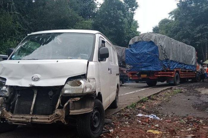 Kondisi Daihatsu Gran Max usai dibabat truk tronton bersama Mitsubishi Xpander dan Suzuki Carry di jalur Cadas Pangeran, Sumedang, Jawa Barat
