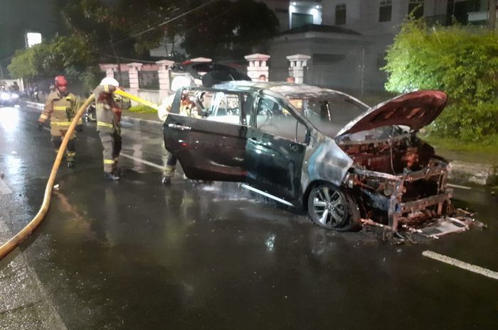 Mitsubishi hangus dilalap api di Pondok Indah