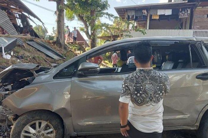 Toyota Kijang Innova anggota DPRD Palopo, Baharman Supri ringsek setelah tabrak ruko di Mallawa, Mallusetasi, Barru, Sulawesi Selatan