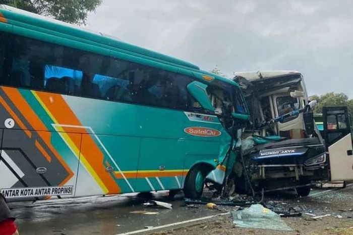 Kondisi bus PO Murni Jaya dan PO Efisiensi setelah adu banteng di Jenar Wetan, Purwodadi, Purworejo, Jawa Tengah