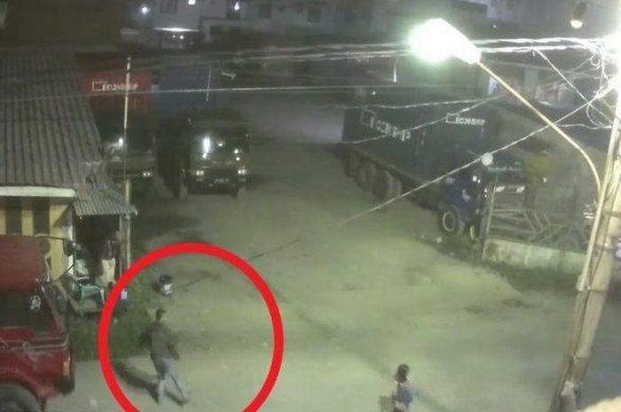 Tangkapan layar rekaman CCTV aksi pemacokan yang dilakukan anggota geng motor di Medan, Sumatera Utara.