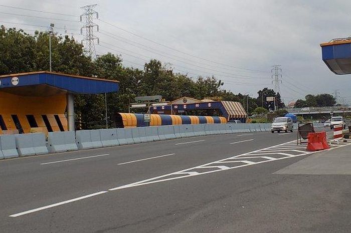 Kendaraan melintasi pintu tol Manyaran ruas tol Semarang