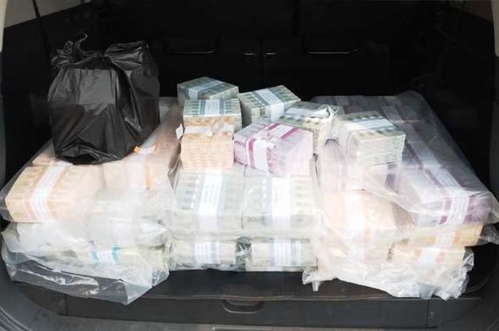 Barang bukti tumpukan uang tunai Rp 3,7 miliar yang ditemukan Polisi di exit tol Mojokerto Barat