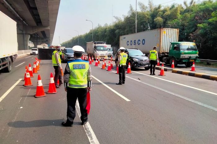 Ilustrasi pengecekan sistem ganjil genap di tol Jakarta-Cikampek