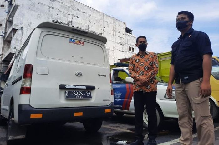 Salah satu mobil tempat penemuan uang Rp. 5 Miliar, diamankan petugas di Mapolres Kota Mojokerto, Jawa Timur.