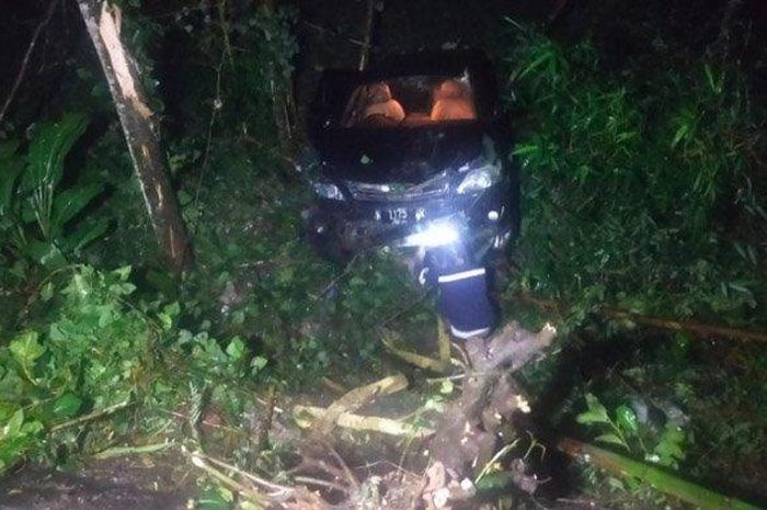 Kondisi Toyota Kijang Innova usai koprol ke tebing sungai sebanyak tiga kali di dusun Brongkos, desa Siraman, Kesamben, Blitar, Jawa Timur