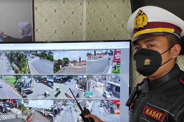 Kasat Lantas Blitar menunjukkan pantauan CCTV di 14 titik