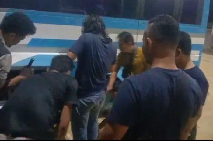 Personel Satreskrim Polres Solok Kota, mengamankan pelaku penyalahgunaan BBM bersubsidi dengan memodifikasi tangki minyak bus Pariwisata, Selasa (19/4/2022). 