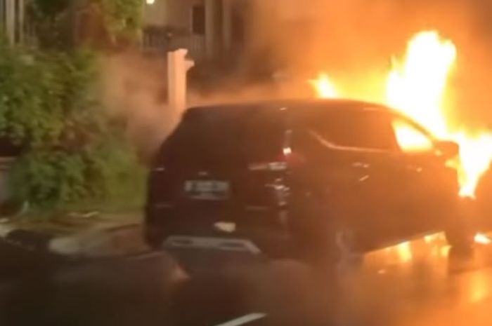 Detik-detik saat Mitsubishi Xpander terbakar di Pondok Pinang, Kebayoran Lama, Jakarta Selatan