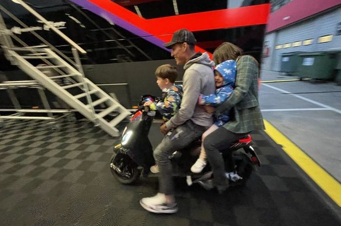 Aleix Espargaro yang tiru aksi emak-emak Indonesia Jelang MotoGP Portugal 2022.