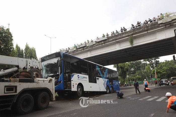 Bus Transjarta yang menabrak 3 mobil hinga mengakibatkan sopir meninggal dunia