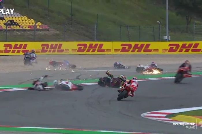 Crash parah terjadi pada Moto2 Portugal 2022