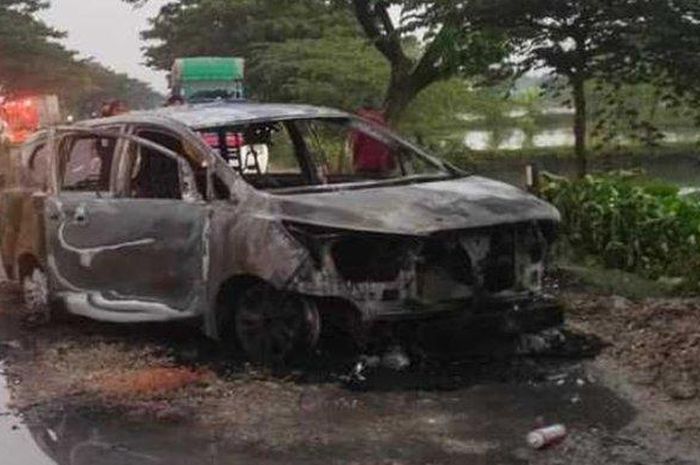 Toyota Kijang Innova Reborn yang terbakar usai isi BBM di SPBU Sleko, Tuban Jawa Timur.