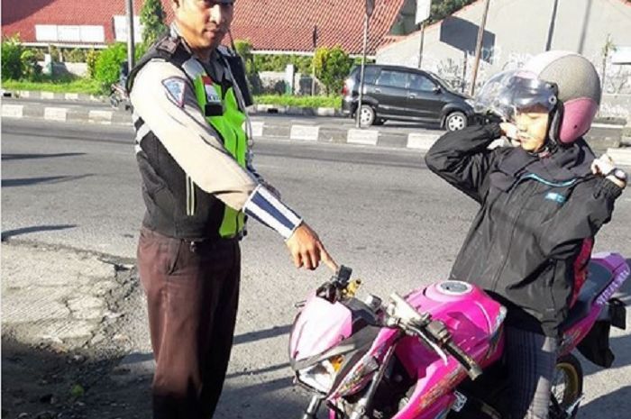 foto ilustrasi penilangan pengendara motor yang tidak menggunakan spion.