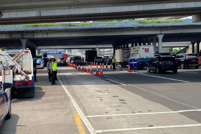 Uji coba pemberlakuan sistem ganjil-genap di Tol Jakarta-Cikampek