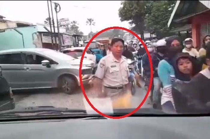 Tangkapan layar oknum PNS yang coba hentikan laju ambulans yang bawa pasien balita kritis.