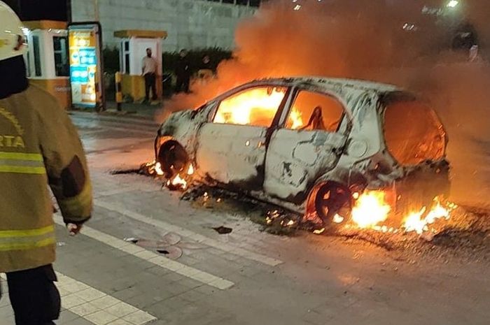 Honda Brio terbakar di depan Mall Ratu Plaza, Tanah Abang, Jakarta Pusat