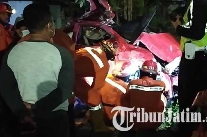 Kondisi Honda Brio berisi 3 remaja yang tewas usai tertabrak kereta api