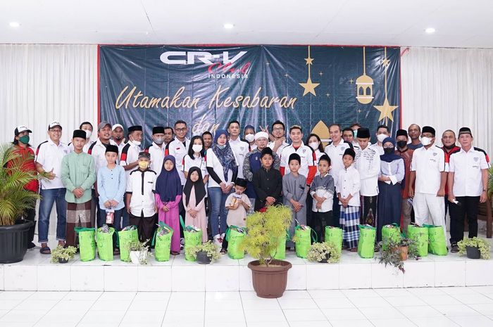 CR-V Club Indonesia (CCI) bikin acara bukber dengan pemberian donasi kepada anak yatim piatu