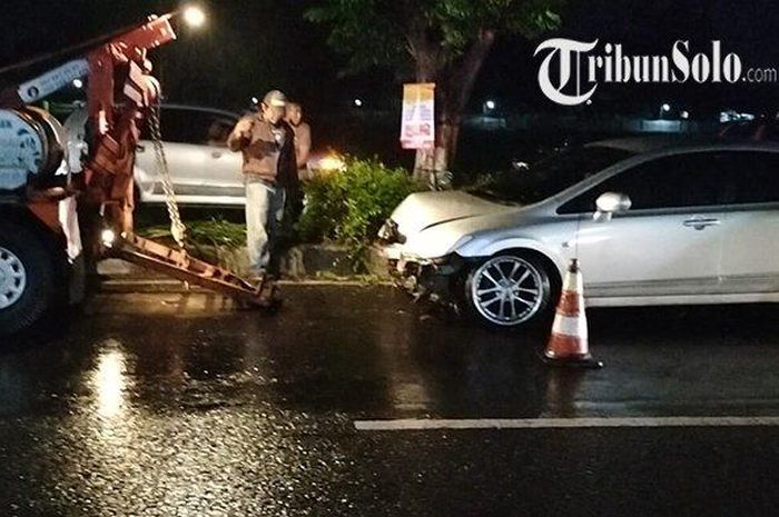 Honda Civic tubruk lampu jalan sampai ambruk