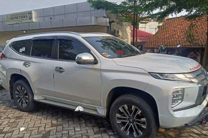 Barang bukti Mitsubishi Pajero Sport yang dipakai lima komplotan pengutil toko emas di pasar Cisoka, Tangerang, Banten