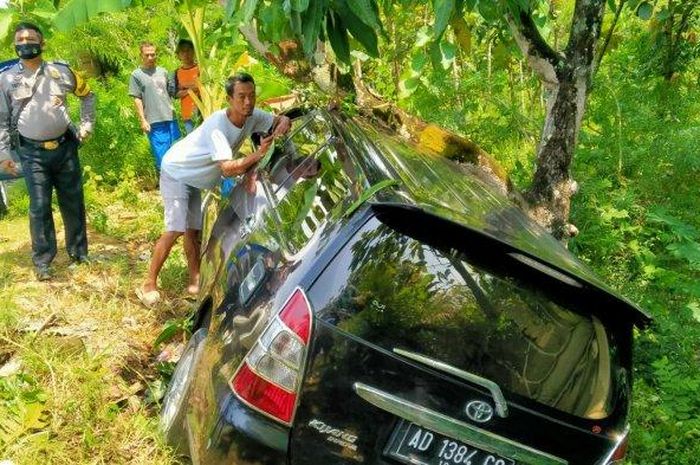 Kondisi Toyota Kijang Innova terperosok usai menabrak nenek 69 tahun hingga tewas di desa Keloran, Selogiri, Wonogiri, Jawa Tengah