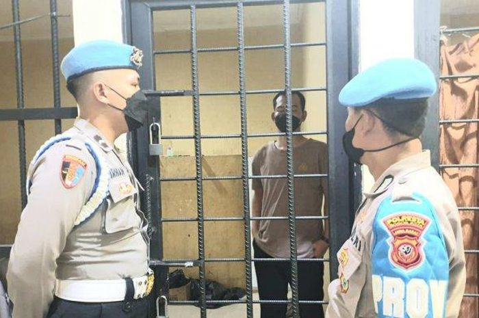 Unit Propam Polresta Bogor menahan oknum Polisi yang memeras pemotor Rp 2,2 juta perkara spion