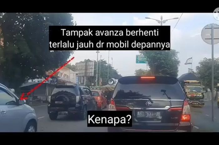 Tangkapan layar video Toyota Avanza yang berhenti terlalu jauh dari mobil di depannya.