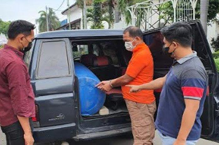 Sambil diborgol, sopir Isuzu Panther tunjukan tangki modifikasi yang bisa menampung lebih dari 200 liter solar saat isi di pom bensin