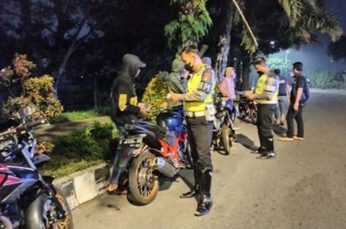 Polisi merazia motor berknalpot brong yang berpotensi balapan liar di Kediri