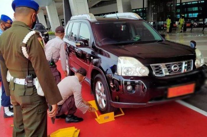 Nissan X-Trail bernopol pejabat digembok karena parkir di drop zone terminal 3 Bandara Soekarno-Hatta