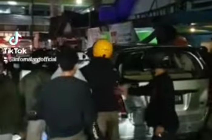 Video viral memperlihatkan kejar-kejaran antara mobil Polisi dengan kendaraan Toyota Innova bernomor polisi DK 1125 OW di Kota Malang, Jawa Timur. (Tangkapan layar video dari akun media sosial Instagram @info_malang)