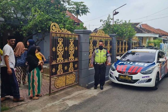 Anak yang tertinggal di rest area diantarkan petugas Satlantas Polres Pasuruan Kota ke rumah saudaranya di Perumahan Karya Bakti, Kecamatan Gadingrejo, Kota Pasuruan.